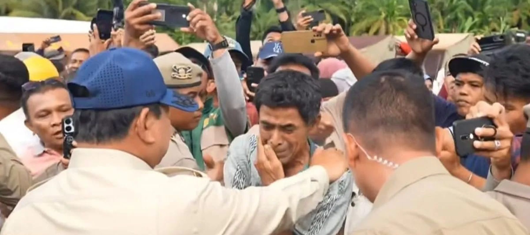 Presiden Prabowo Subianto menepuk pundak seorang warga yang terharu saat Kepala Negara meninjau posko pengungsian di Desa Salareh Aia, Palembayan, Agam, Sumatra Barat, Kamis 18 Desember 2025. (ANTARA/HO-Youtube Sekretariat Presiden)