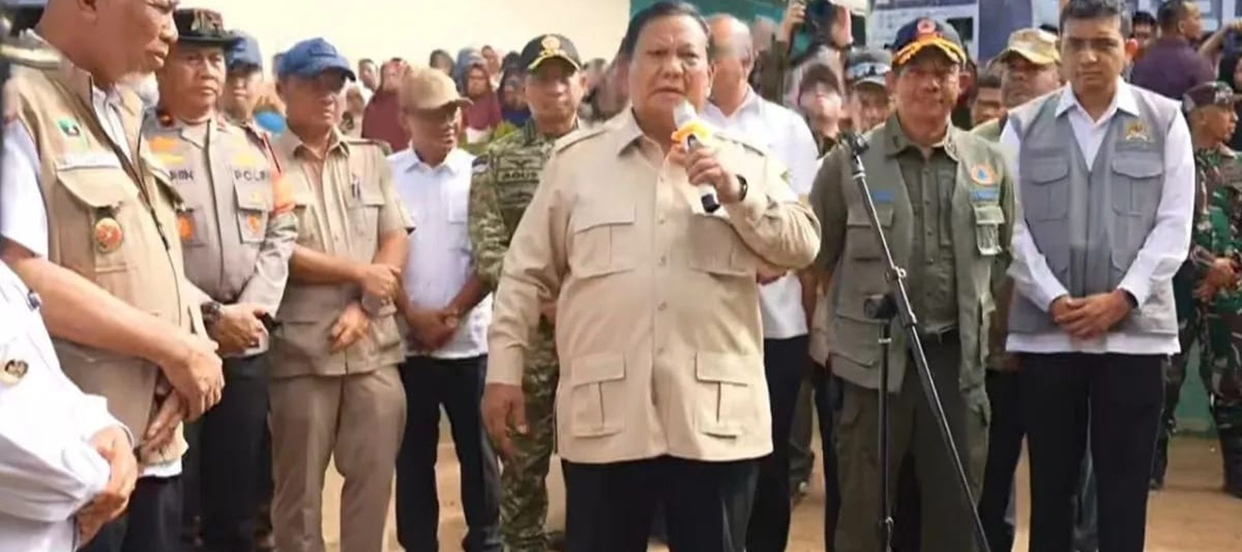 Presiden Prabowo Subianto memberikan sambutan saat meninjau posko pengungsi dan pembangunan hunian sementara di Desa Salareh Aia, Palembayan, Agam, Sumatra Barat, Kamis 18 Desember 2025. ANTARA/HO-Youtube Sekretariat Presiden