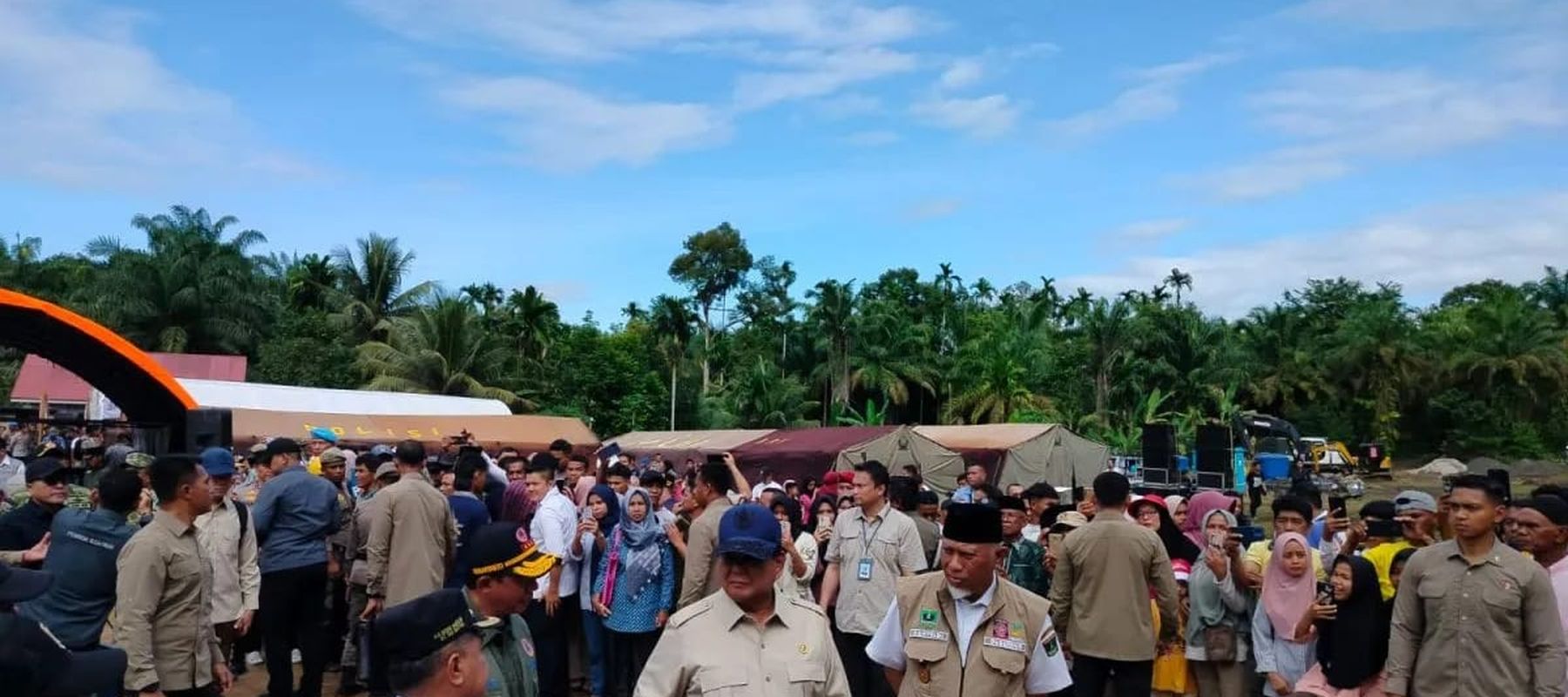 Presiden Prabowo Subianto sedang meninjau lokasi hunian sementara di Lapangan Sepak Bola SDN 05 Kayu Pasak, Nagari Salareh Aia, Kecamatan Palembayan, Kabupaten Agam, Kamis 18 Desember 2025. ANTARA/Yusrizal. 