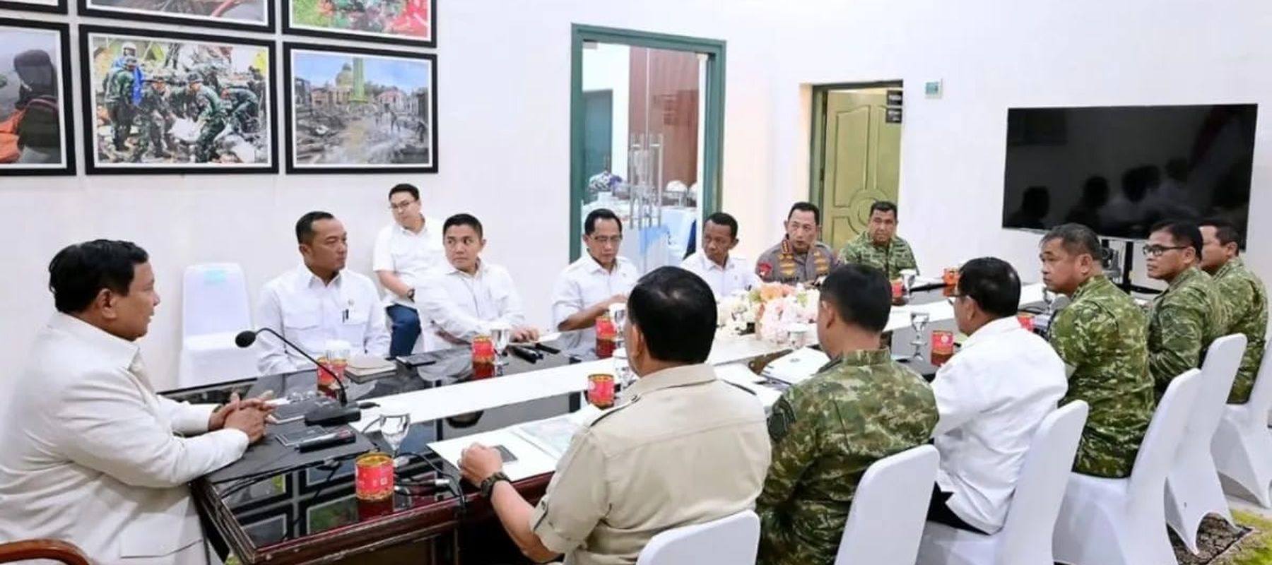 Presiden Prabowo Subianto (kiri) bersama sejumlah menteri dan pimpinan lembaga negara di Markas Komando Daerah Militer Sumatra Barat, Rabu 17 Desember 2025. ANTARA/Instagram/@sekretariat.kabinet.