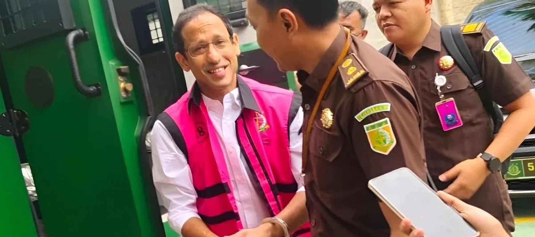 Arsip foto - Tersangka kasus dugaan korupsi dalam program digitalisasi pendidikan pengadaan laptop Chromebook di Kementerian Pendidikan, Kebudayaan, Riset, dan Teknologi tahun 2019&ndash;2022, Nadiem Makarim, berbicara dengan awak media di Gedung Kejari Ja