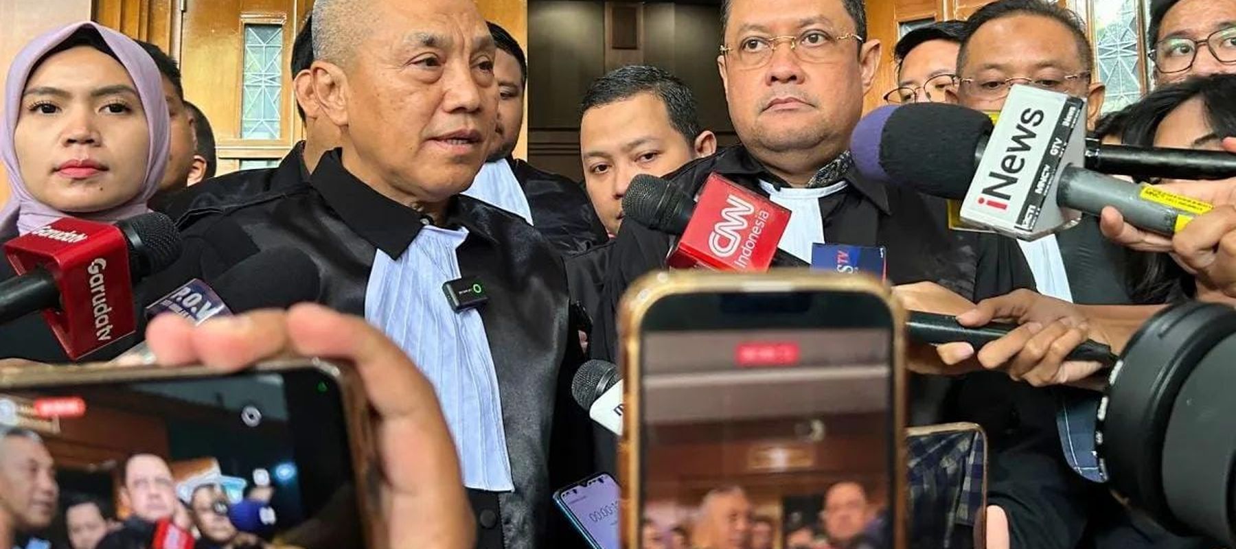 Arsip foto - Penasihat hukum Nadiem Anwar Makarim, Ari Yusuf Amir (kanan) saat ditemui usai sidang di Pengadilan Tindak Pidana Korupsi pada Pengadilan Negeri Jakarta Pusat, Selasa 16 Desember 2025. (ANTARA/Agatha Olivia Victoria)