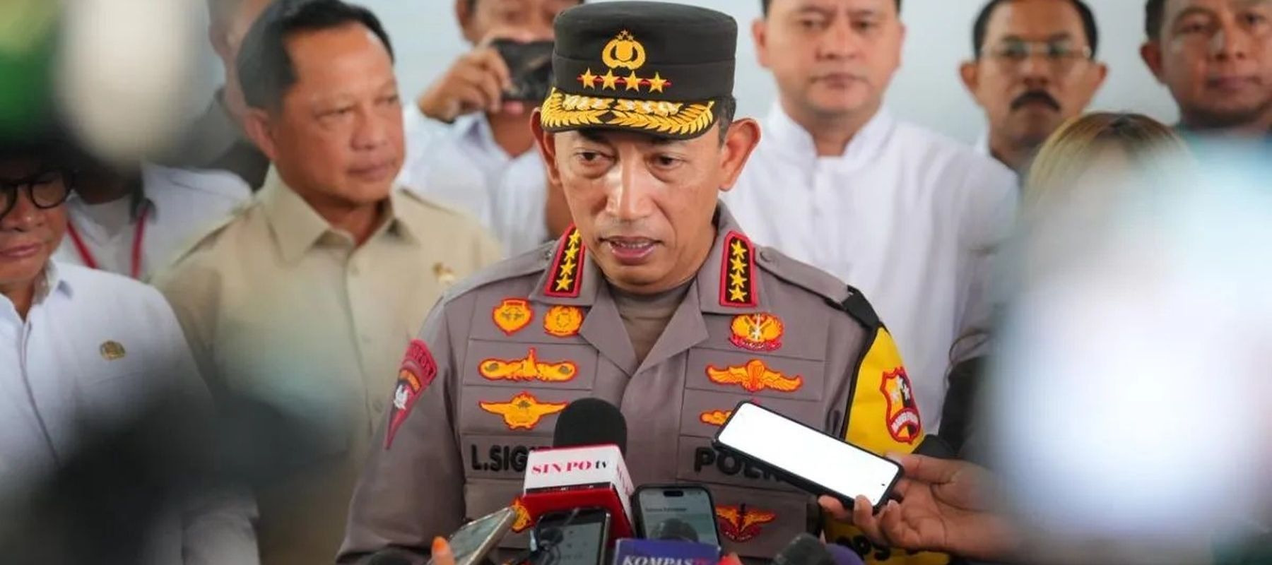 Kapolri Jenderal Polisi Listyo Sigit Prabowo menyampaikan keterangan kepada pers usai meninjau pelaksanaan misa malam Natal di Gereja Katedral, Jakarta, Rabu, 24 Desember 2025. (ANTARA/HO-Divisi Humas Polri)