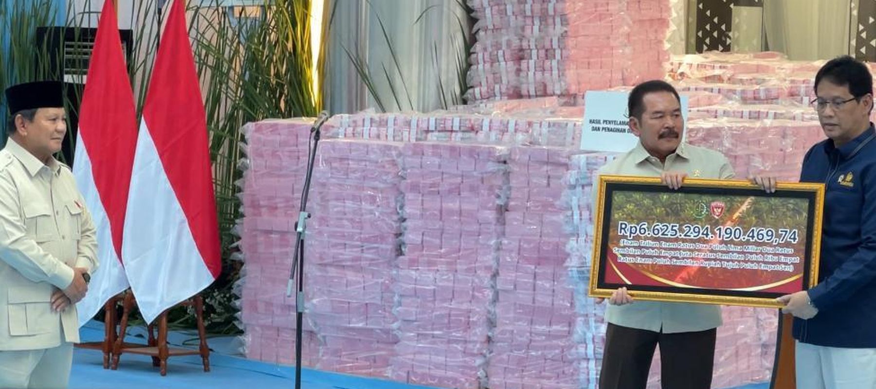 Presiden Prabowo Subianto saat menyaksikan penyerahan duit Rp6,6 triliun hasil rampasan Satgas PKH. 
