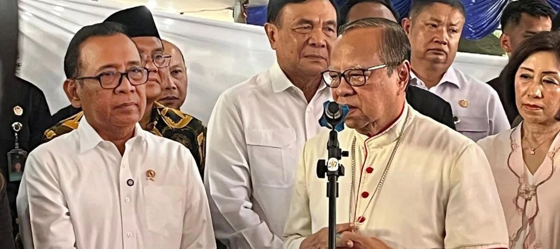 Menko PMK Pratikno (kiri) dan Uskup Agung Jakarta Kardinal Ignatius Suharyo Hardjoatmodjo (kanan) memberikan keterangan pers saat meninjau pelaksanaan Misa Malam Natal di Gereja Katedral, Jakarta, Rabu, 24 Desember 2025. ANTARA/Asep Firmansyah/aa.