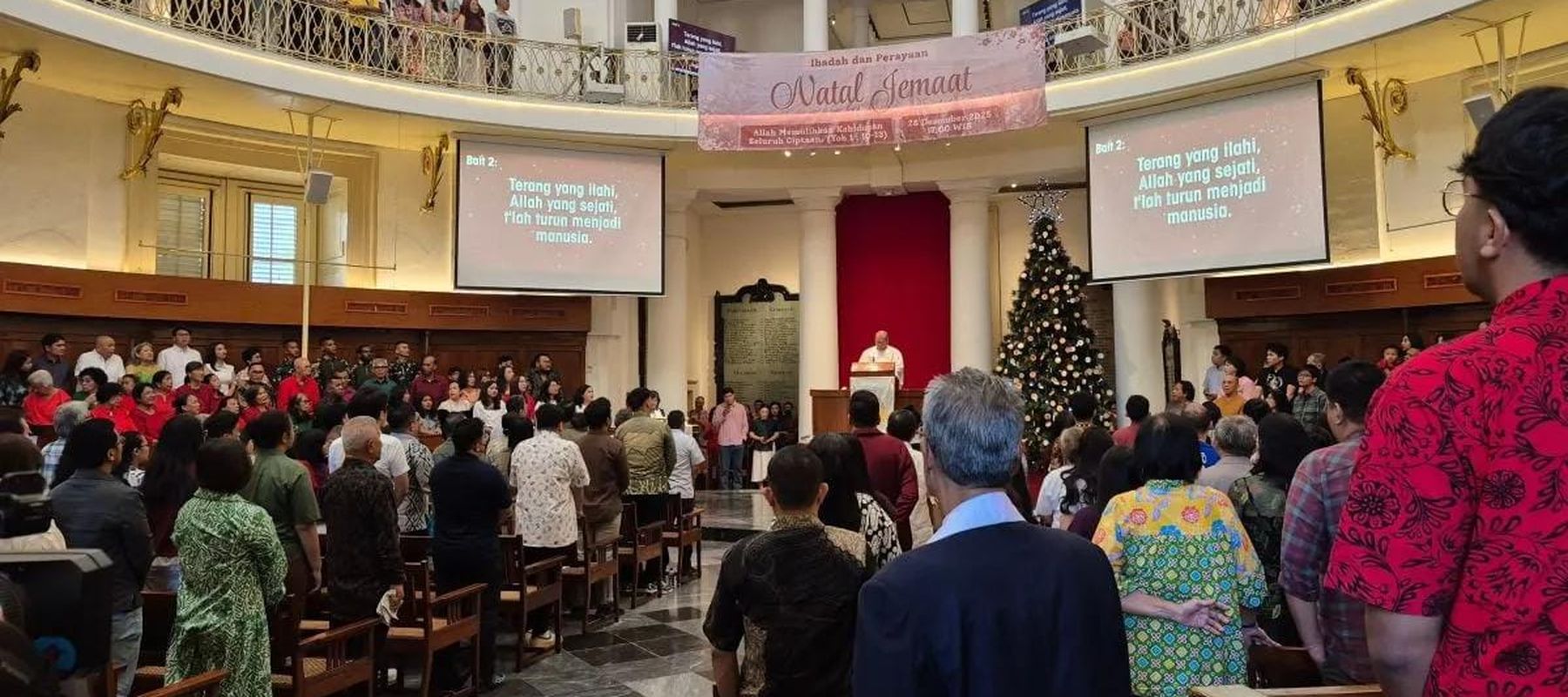 Pendeta Gereja Protestan di Indonesia bagian Barat (GPIB) Immanuel Jakarta, Pdt Abraham Ruben Persang memimpin prosesi ibadah Misa Natal 2025 di Gereja Immanuel, Jakarta, Kamis 25 Desember 2025. ANTARA/Sean Filo Muhamad