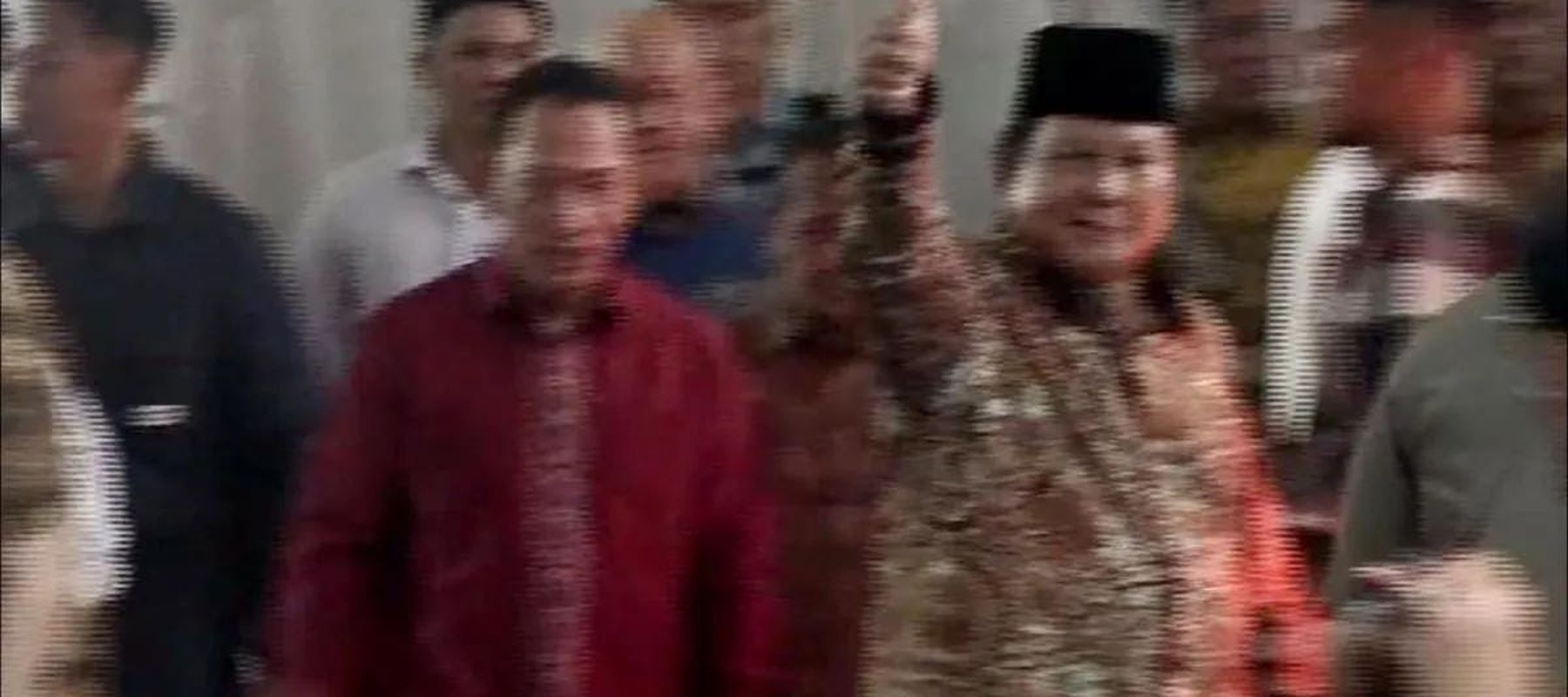 Presiden Prabowo Subianto (kanan) menyambangi rumah dinas Kapolri Jenderal Pol. Listyo Sigit Prabowo (kiri) di Jalan Kertanegara, Jakarta, Kamis (25/12/2025), untuk menghadiri gelar griya Hari Natal 2025 yang diselenggarakan oleh Kapolri. ANTARA/HO-D