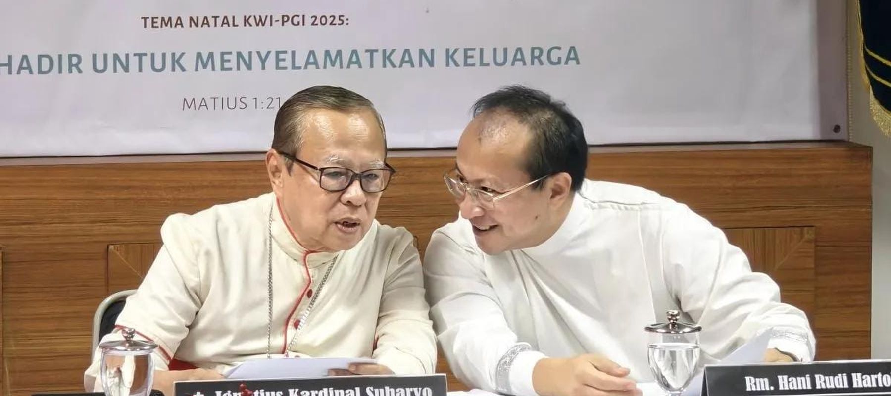 Uskup Agung Jakarta Kardinal Ignatius Suharyo berbincang dengan Pastor Kepala Gereja Katedral Jakarta Romo Hani Rudi Hartoko (kanan) dalam konferensi pers Hari Raya Natal 2025 di Gereja Katedral Jakarta, Kamis 25 Desember 2025. ANTARA/M Riezko Bima E