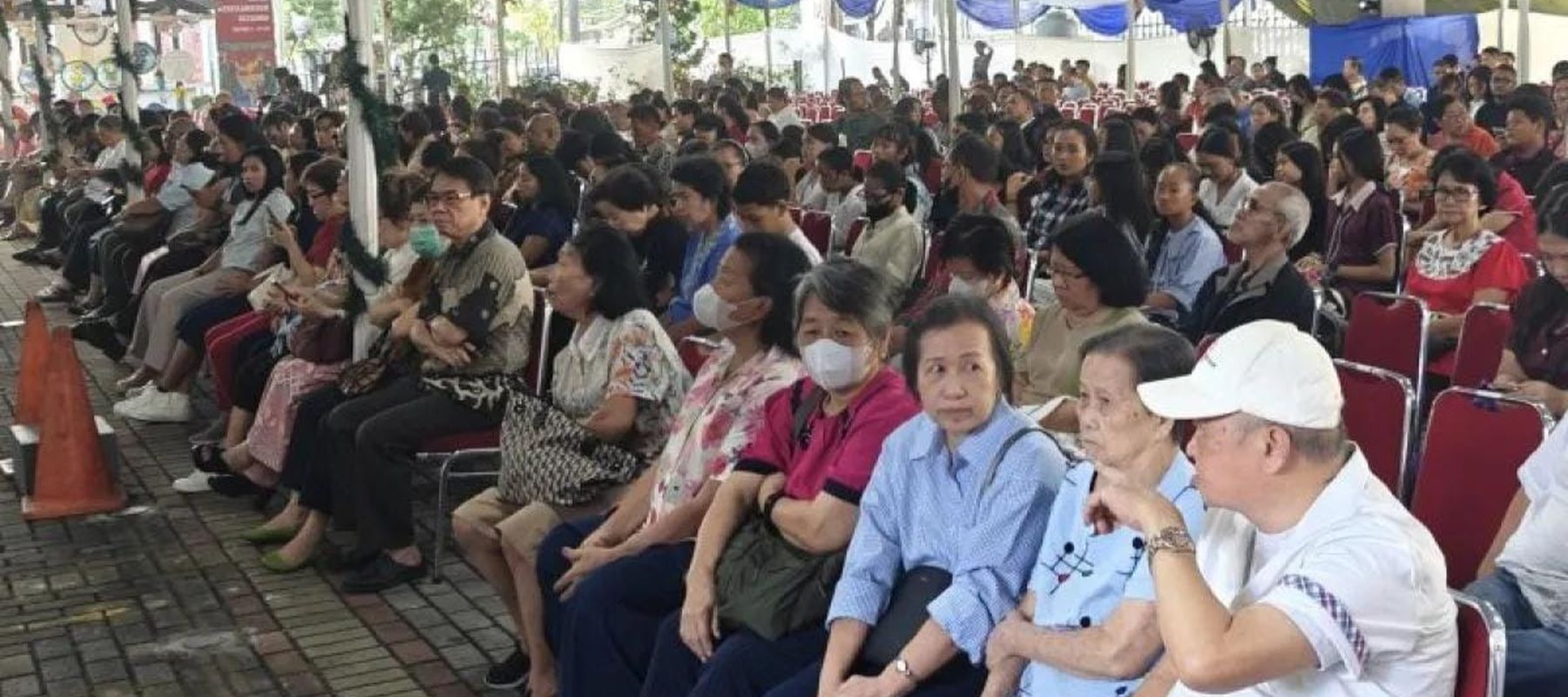 Sejumlah jamaat Misa Pontifikal Natal di Gereja Katedral Jakarta, Kamis 25 Desember 2025 ANTARA/M Riezko Bima Elko Prasetyo