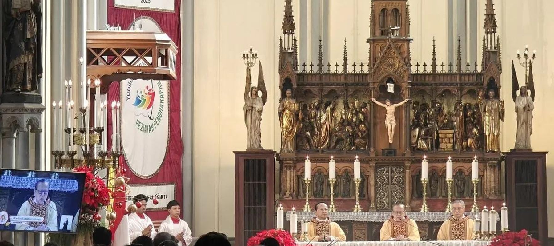 Uskup Agung Jakarta Kardinal Ignatius Suharyo memimpin Misa Pontifikal Natal di Gereja Katedral Jakarta, Kamis (25/12/2025) yang merupakan bagian dari rangkaian perayaan Natal yang digelar Gereja Katedral selama Hari Raya Natal. ANTARA/M Riezko Bima 