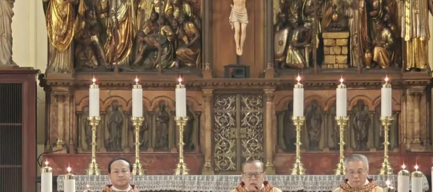 Uskup Agung Jakarta Kardinal Ignatius Suharyo (tengah) memimpin Misa Pontifikal Natal di Gereja Katedral Jakarta, Kamis (25/12/2025) yang merupakan bagian dari rangkaian perayaan Natal yang digelar Gereja Katedral selama Hari Raya Natal. ANTARA/M Rie