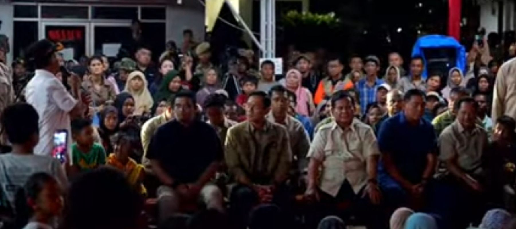 Presiden Republik Indonesia, Prabowo Subianto, pada Rabu, 31 Desember 2025 malam menghabiskan malam pergantian tahun bersama para pengungsi dengan menonton film _box office_ Tanah Air, Jumbo.