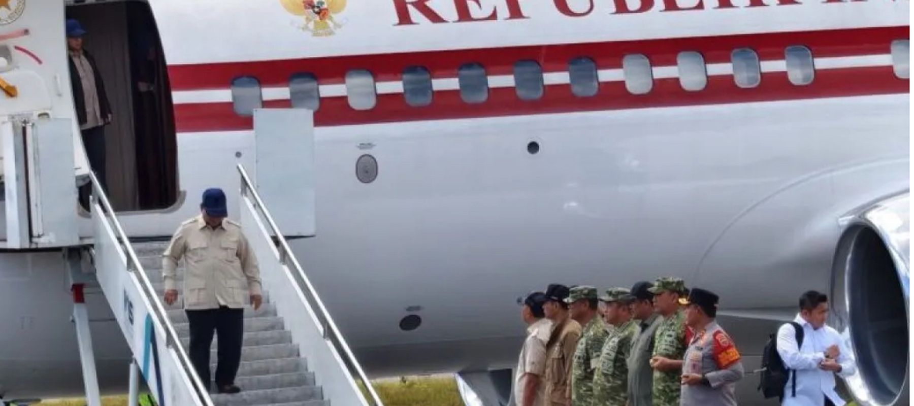 Prabowo Subianto tiba di Bandara Internasional Silangit, Kabupaten Tapanuli Utara, Sumatera Utara