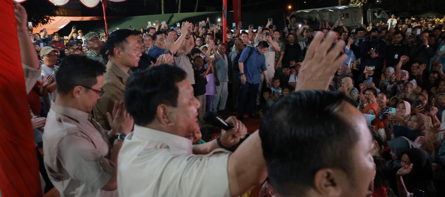 Presiden Republik Indonesia Prabowo Subianto menghabiskan malam pergantian tahun menuju 2026 di Desa Batu Hula, Kecamatan Batang Toru, Kabupaten Tapanuli Selatan pada Rabu, 31 Desember 2025