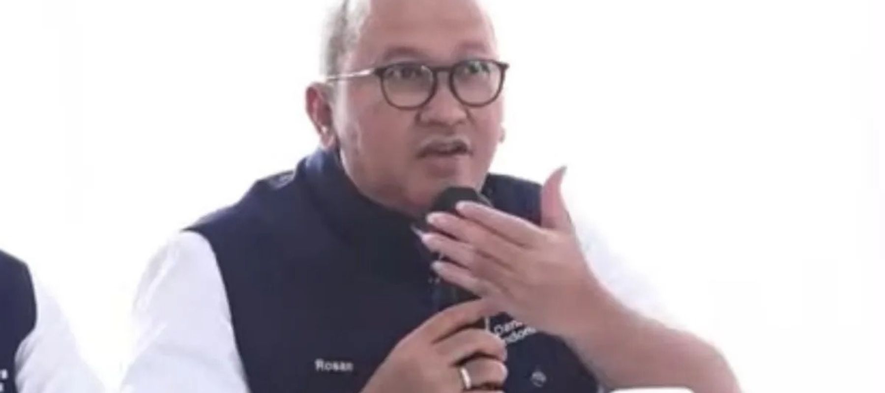 Tangkapan layar - Menteri Investasi dan Hilirisasi sekaligus CEO Danantara Indonesia Rosan Roeslani dalam rapat terbatas bersama Presiden Prabowo Subianto di Kabupaten Aceh Tamiang, Aceh, Kamis, 1 Januari 2026. (ANTARA/Youtube Sekretariat Presiden)
