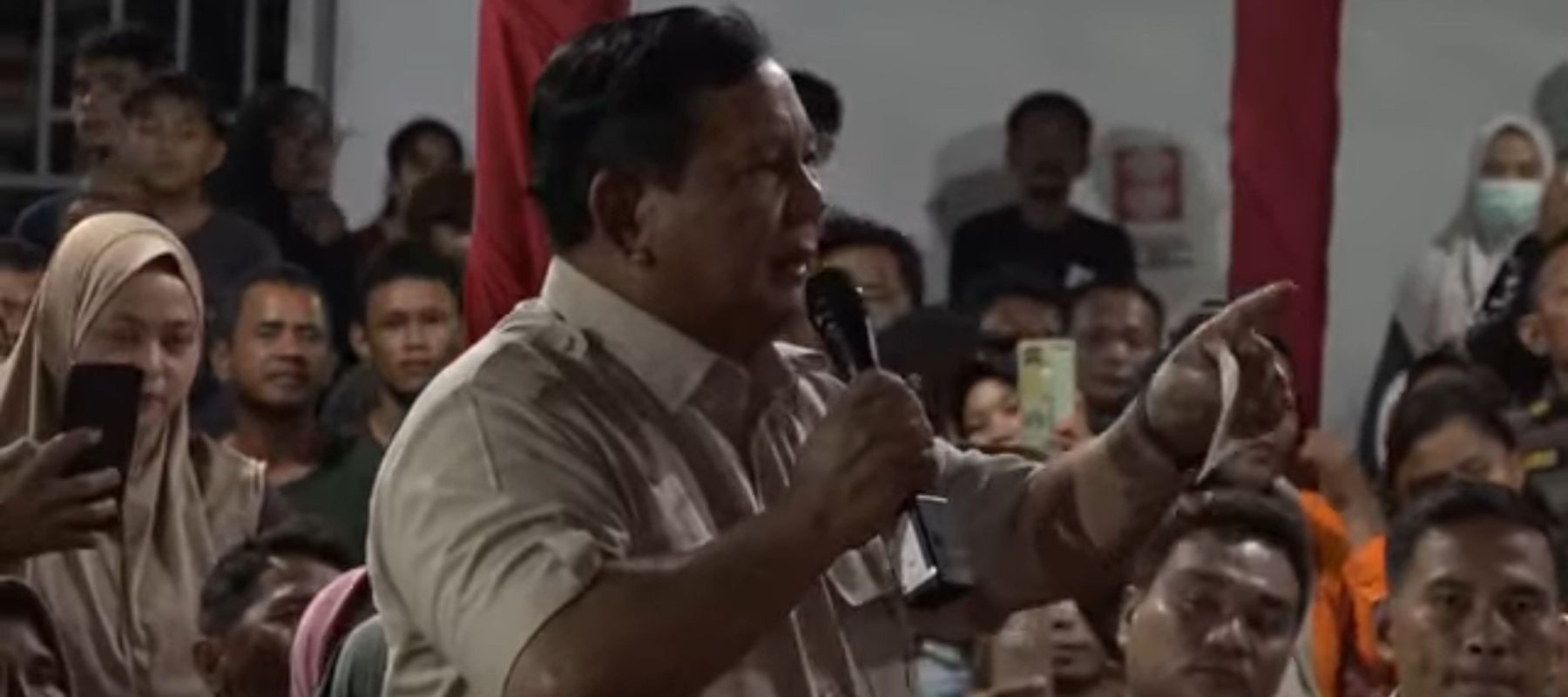 Presiden RI Prabowo Subianto merayakan malam pergantian tahun 2026 bersama warga pengungsi terdampak bencana di Desa Batuhula, Kecamatan Batang Toru, Kabupaten Tapanuli Selatan, Sumatera Utara, Sumatera Utara