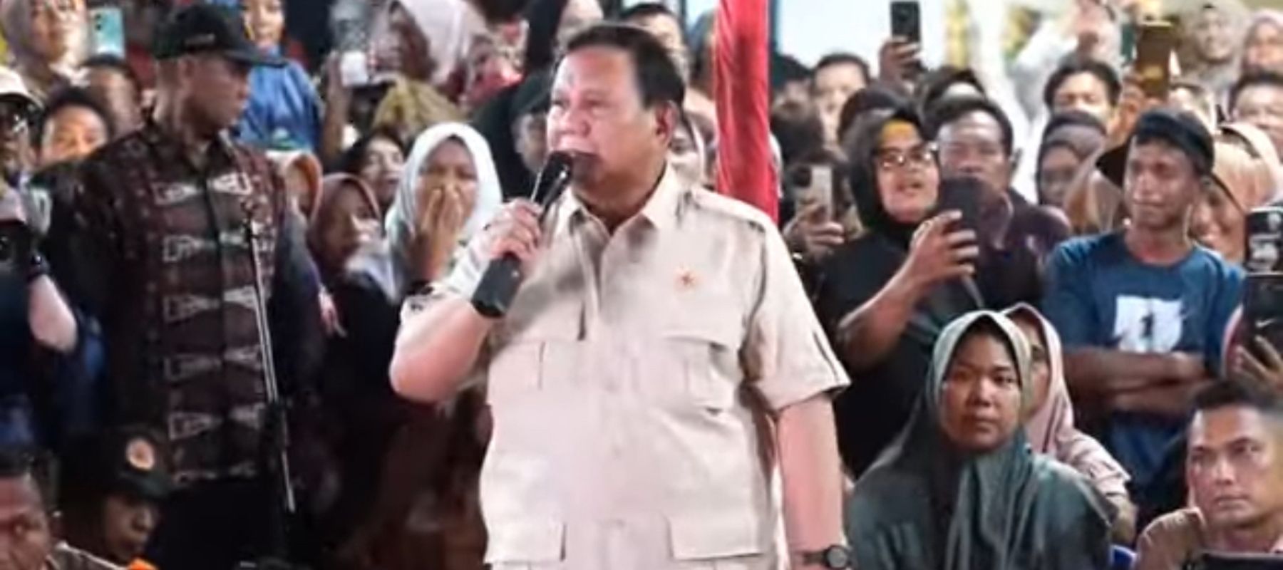 Presiden RI Prabowo Subianto merayakan malam pergantian tahun 2026 bersama warga pengungsi terdampak bencana di Desa Batuhula, Kecamatan Batang Toru, Kabupaten Tapanuli Selatan, Sumatera Utara