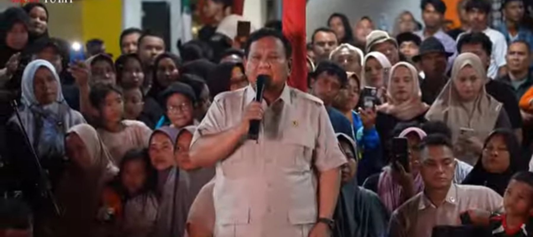 Presiden RI Prabowo Subianto merayakan malam pergantian tahun 2026 bersama warga pengungsi terdampak bencana di Desa Batuhula, Kecamatan Batang Toru, Kabupaten Tapanuli Selatan, Sumatera Utara
