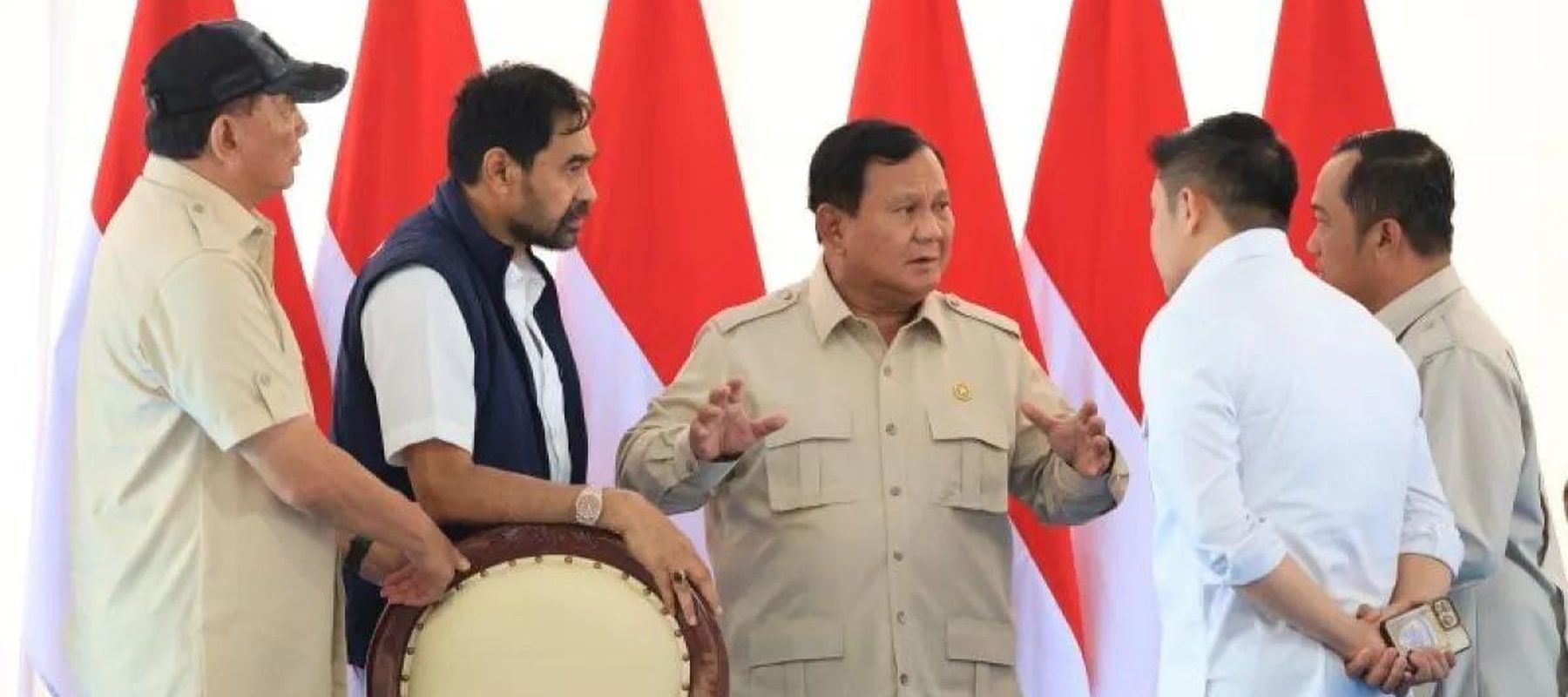 Presiden Prabowo Subianto (tengah) memberikan instruksi kepada Menteri Pertahanan Sjafrie Sjamsoeddin (kiri), Gubernur Aceh Muzakir Manaf (dua kiri), Menteri Sekretaris Negara Prasetyo Hadi (dua kanan), dan Sekretaris Kabinet Teddy Indra Wijaya (kana