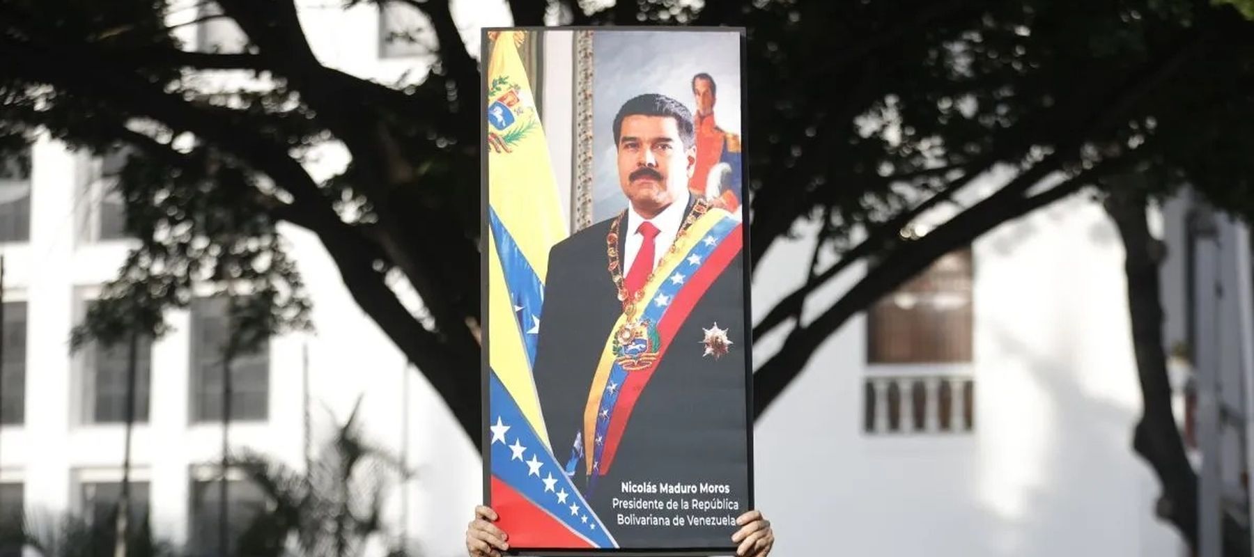 Trump mengatakan dirinya berencana mengizinkan raksasa-raksasa minyak AS untuk mengambil alih dan berinvestasi dalam infrastruktur energi Venezuela dan "mulai menghasilkan uang untuk negara," seraya menambahkan bahwa embargo terhadap semua minyak Ven