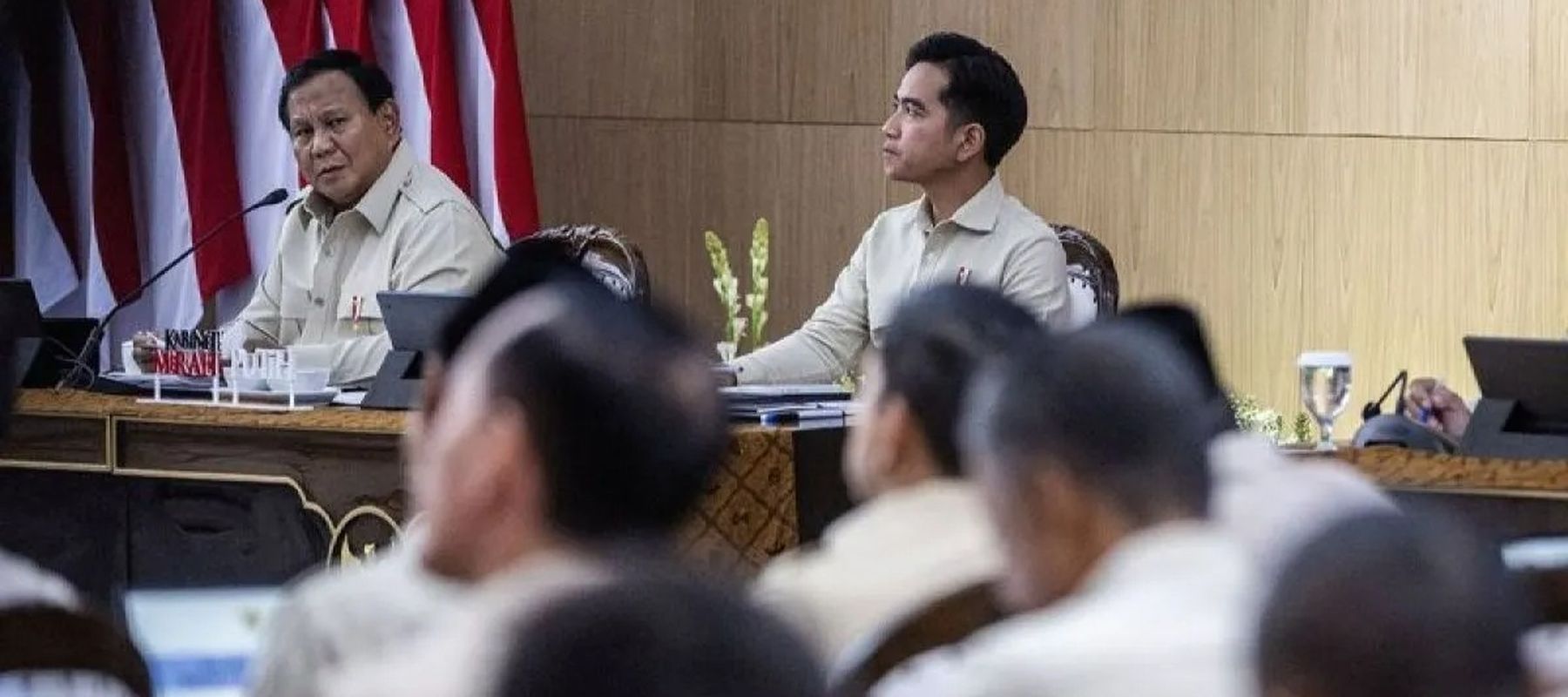 Presiden Prabowo Subianto (kiri) didampingi Wakil Presiden Gibran Rakabuming Raka (kanan) membuka Taklimat Awal Tahun saat retret Kabinet Merah Putih di Hambalang, Kabupaten Bogor, Jawa Barat, Selasa, 6 Januari 2026. Presiden Prabowo Subianto membuka