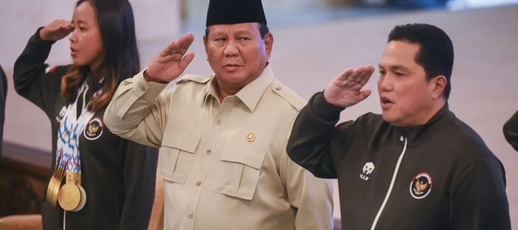 Presiden Prabowo Subianto (tengah) didampingi Menpora Erick Thohir (kedua kanan) bersama atlet triathlon Martina Ayu Pratiwi (kiri) menyanyikan lagu Indonesia Raya saat penyerahan bonus kepada atlet peraih medali pada SEA Games Thailand di Istana Neg