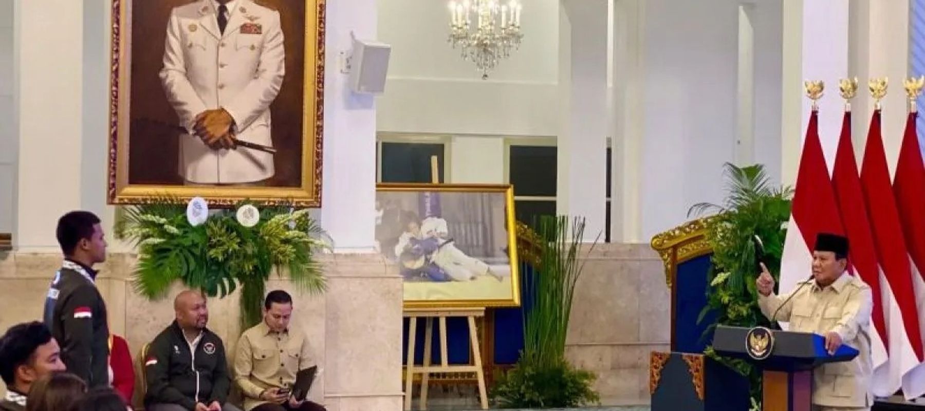 Presiden Prabowo Subianto memberikan penghargaan kepada atlet SEA Games di Istana Negara, Jakarta, Kamis, 8 Januari 2026. (ANTARA/Cahya Sari)