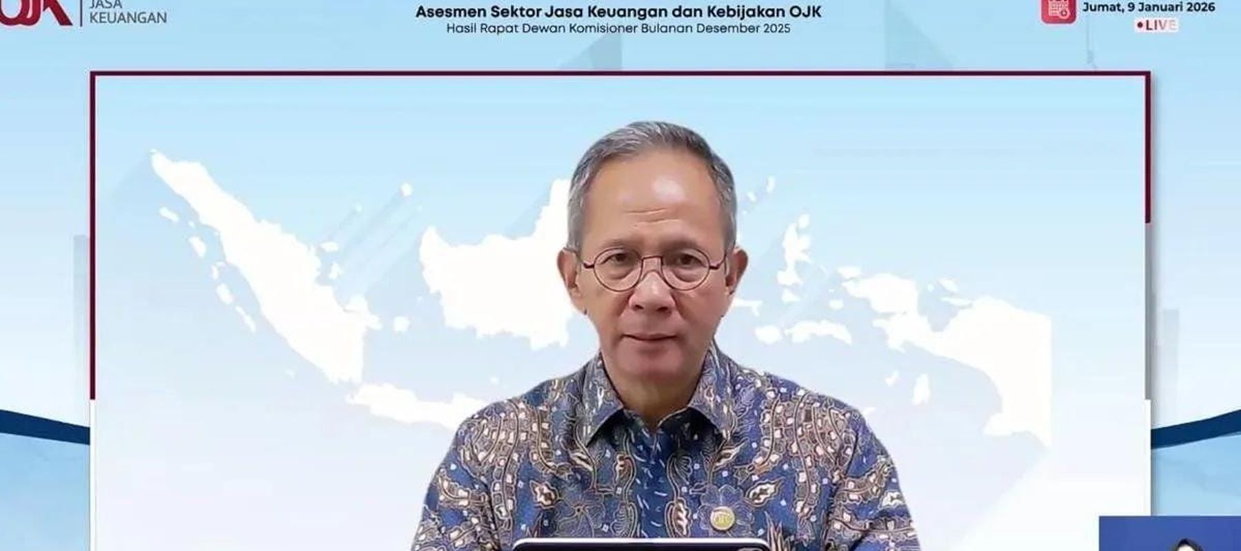 Ketua Dewan Komisioner OJK Mahendra Siregar memaparkan materi dalam konferensi pers hasil Rapat Dewan Komisioner Bulanan (RDKB) Desember 2025 secara daring di Jakarta, Jumat 9 Januari 2026. (ANTARA/Rizka Khaerunnisa)