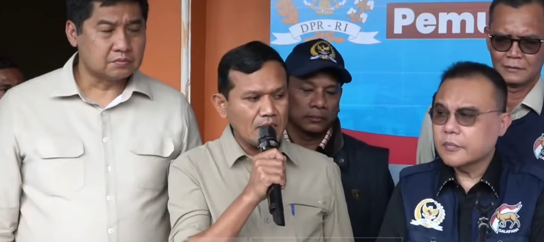 Wakil Gubernur (Wagub) Aceh Fadhlullah menyampaikan ucapan terima kasih kepada Presiden Prabowo Subianto, Wakil Ketua DPR RI Sufmi Dasco Ahmad, serta jajaran pemerintah pusat yang telah memastikan Transfer ke Daerah (TKD) untuk Aceh tidak terkena efi