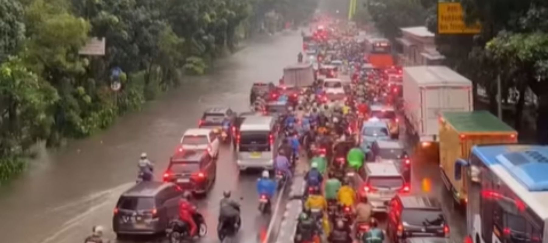 Banjir Cawang Bikin Macet