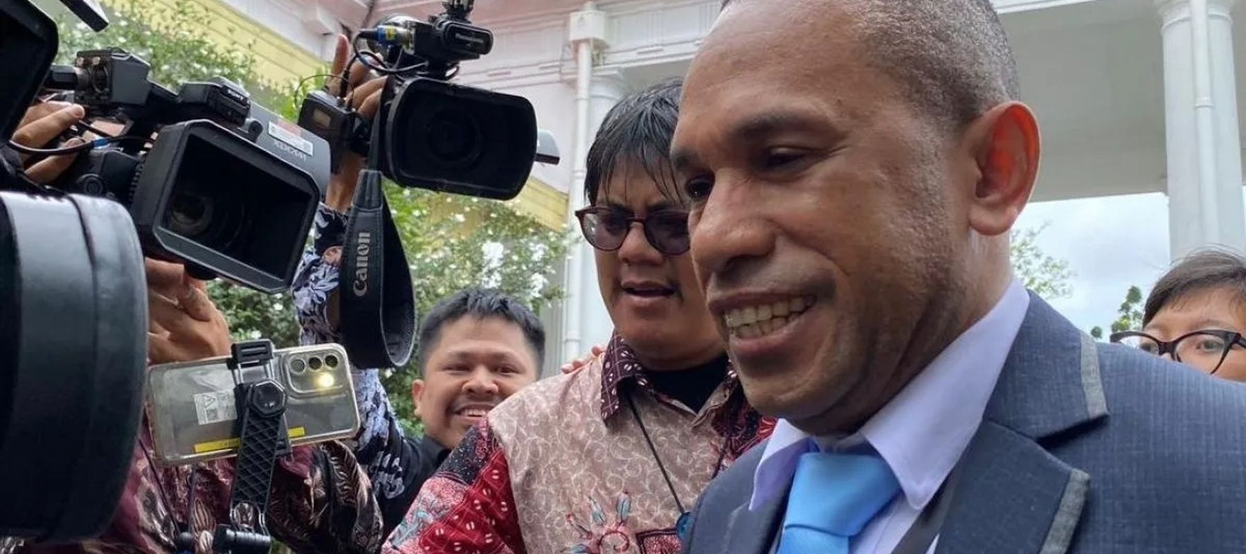 Calon Anggota Dewan Energi Nasional (DEN) dari unsur akademisi, Johni Jonatan Numberi, menyampaikan keterangan kepada awak media saat tiba di kompleks Istana Kepresidenan, Jakarta, Rabu, 28 Januari 2026, jelang agenda pelantikan oleh Presiden Prabowo