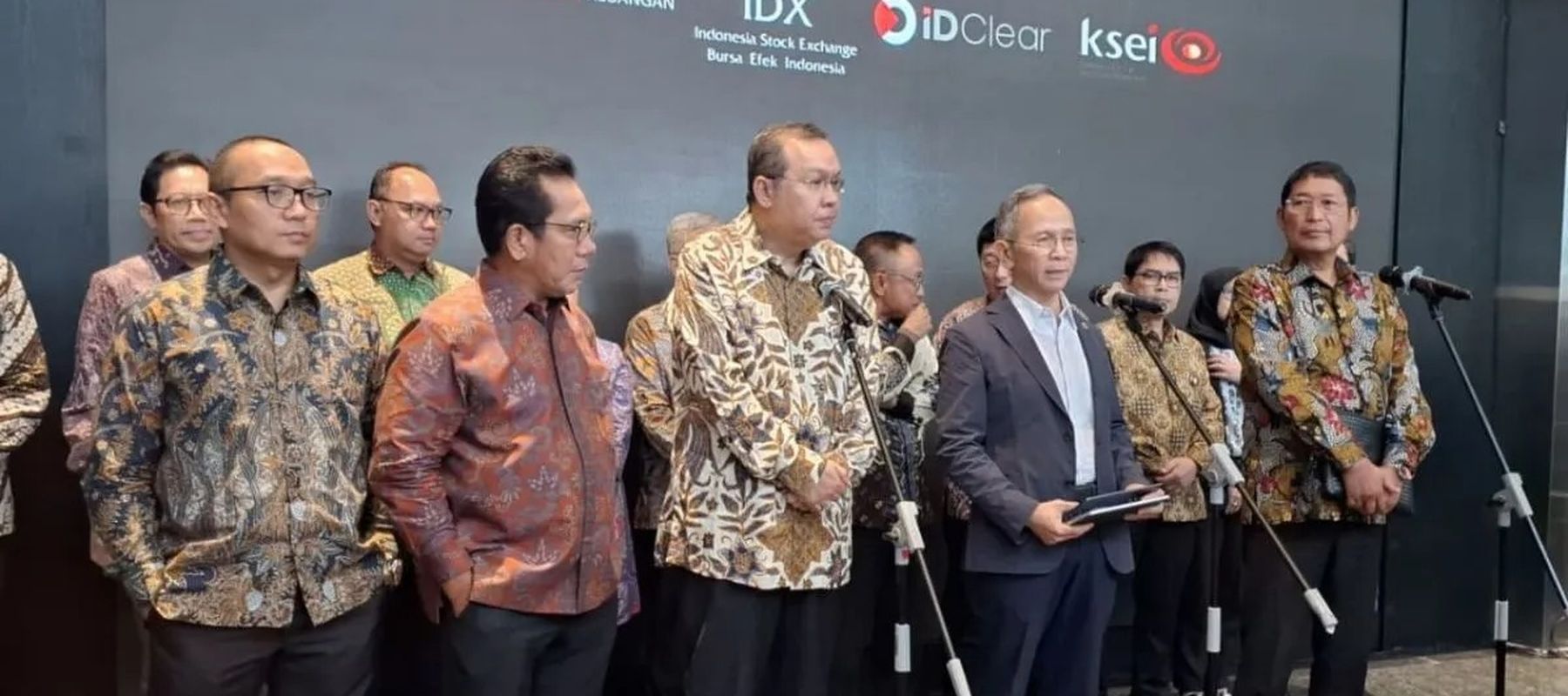 Ketua Dewan Komisioner Otoritas Jasa Keuangan (OJK) Mahendra Siregar, Kepala Eksekutif Pengawas Pasar Modal, Keuangan Derivatif, dan Bursa Karbon Inarno Djajad, Direktur Utama PT Bursa Efek Indonesia (BEI) Iman Rachman, bersama jajaran pejabat Self-R