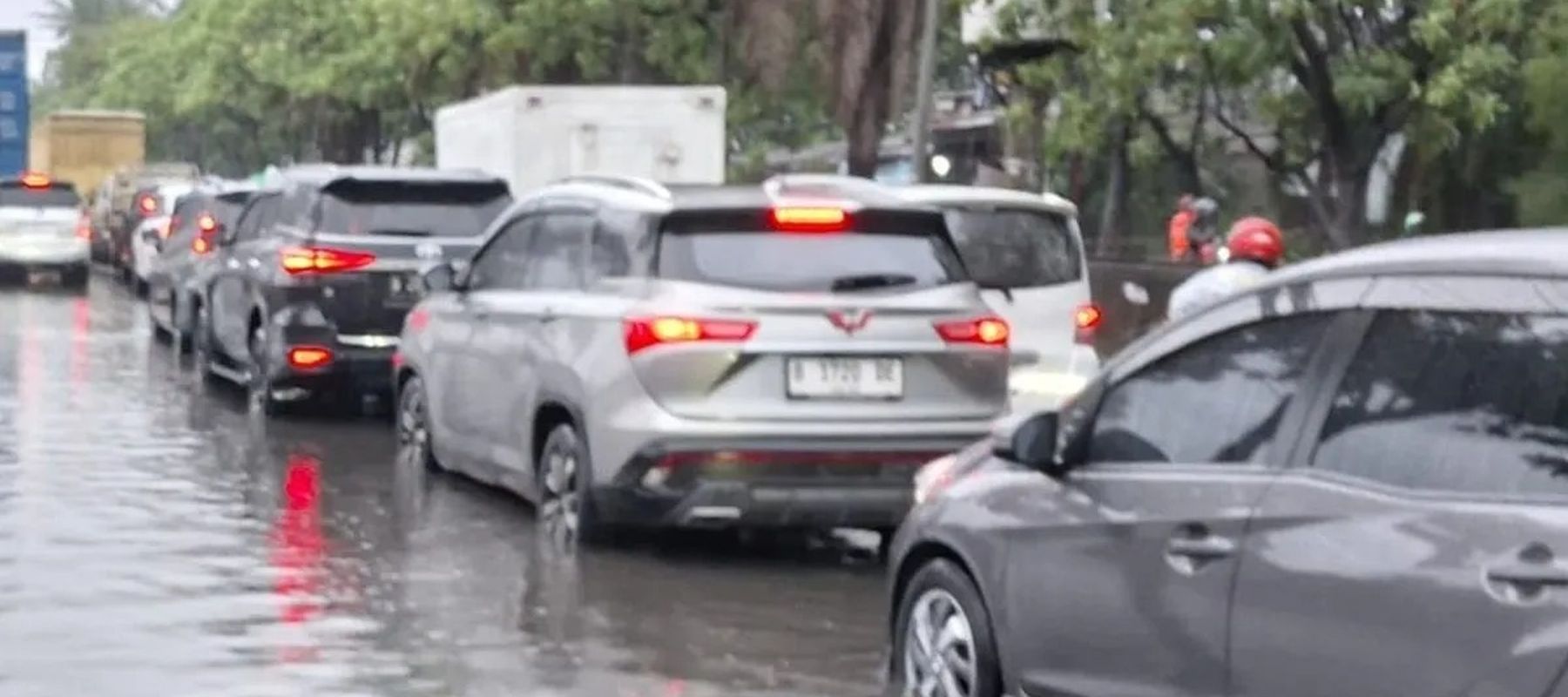 Banjir yang menggenangi kawasan Jalan Daan Mogot, Jakarta Barat menyebabkan arus lalu lintas lumpuh pada Kamis, 29Januari 2026 pagi. (ANTARA/HO-Dokumentasi Pribadi).
