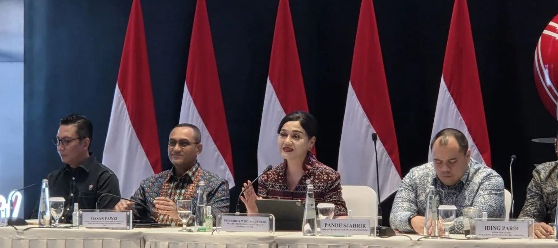 Pejabat Sementara (Pjs.) Ketua dan Wakil Ketua Dewan Komisioner (DK) OJK Friderica Widyasari Dewi di Gedung Bursa Efek Indonesia, Jakarta, Minggu, 1 Februari 2026. (ANTARA/Bayu Saputra)