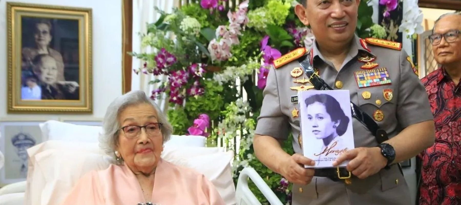 Arsip. Kapolri Jenderal Pol. Listyo Sigit Prabowo menghadiri acara perayaan hari ulang tahun (HUT) Ke-100 istri mantan Kapolri Jenderal (Purn) Hoegeng Iman Santoso, Meriyati Roeslani atau Meriyati Hoegeng, di Depok, Jawa Barat, Senin, 23 Juni 2025. A