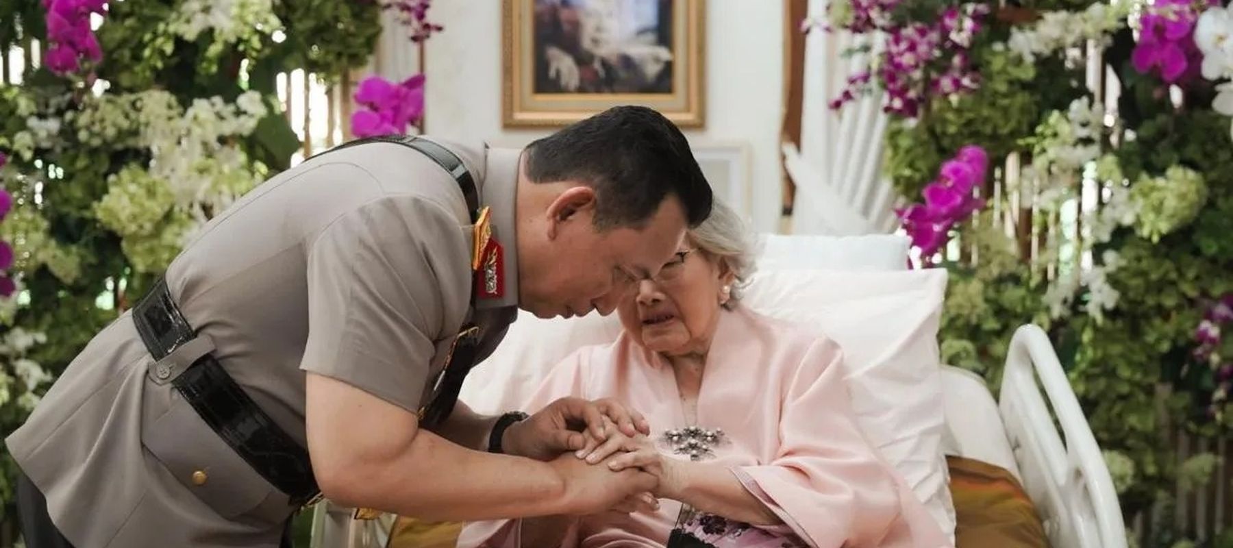 Dokumentasi Kapolri, Jenderal Polisi Listyo Sigit Prabowo, menemui Meriyati Roeslani Hoegeng (Eyang Meri), istri dari mantan Kapolri, Jenderal Polisi (Purn) Hoegeng Iman Santoso.  ANTARA/HO-Polri.