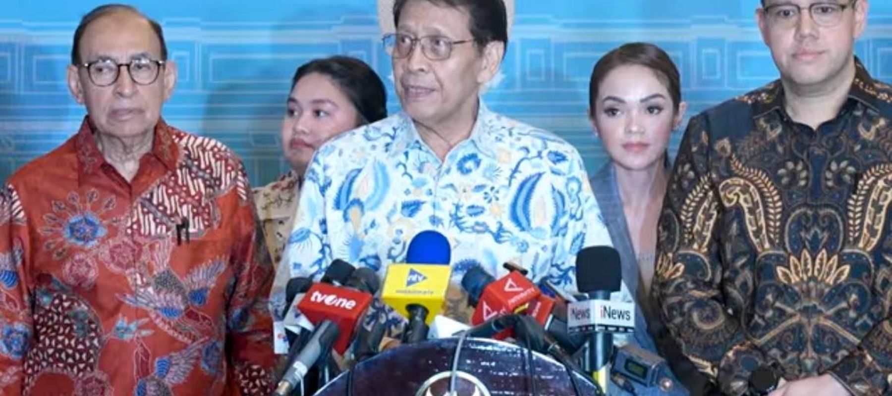 Tokoh dan akademisi politik luar negeri di Istana