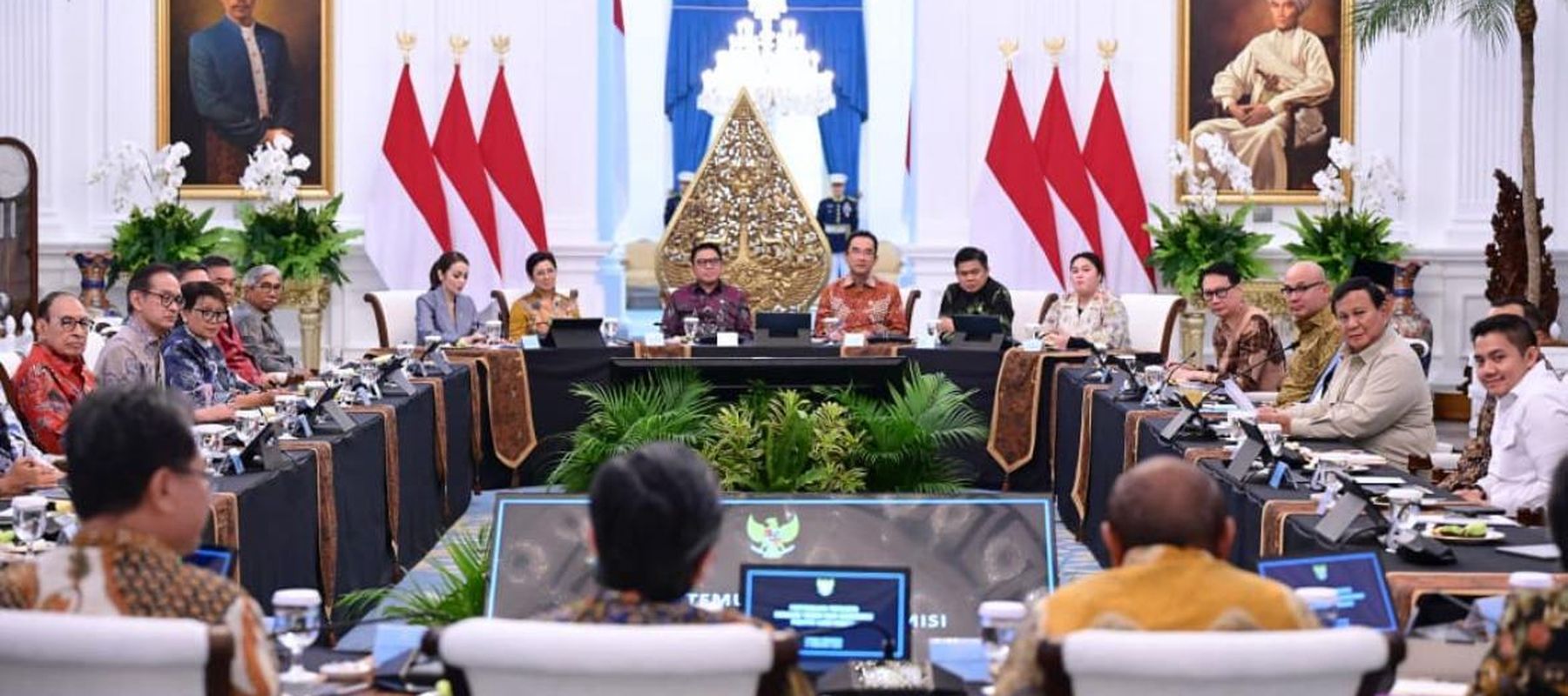 Presiden Prabowo Subianto menggelar pertemuan bersama tokoh dan akademisi politik luar negeri di Istana Merdeka,