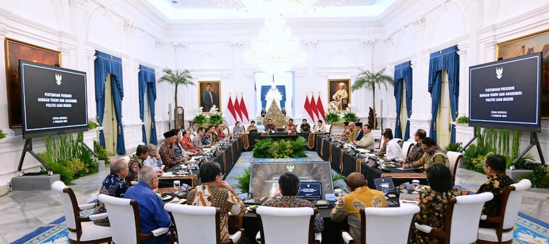 Presiden Prabowo Subianto menggelar pertemuan bersama tokoh dan akademisi politik luar negeri di Istana Merdeka,
