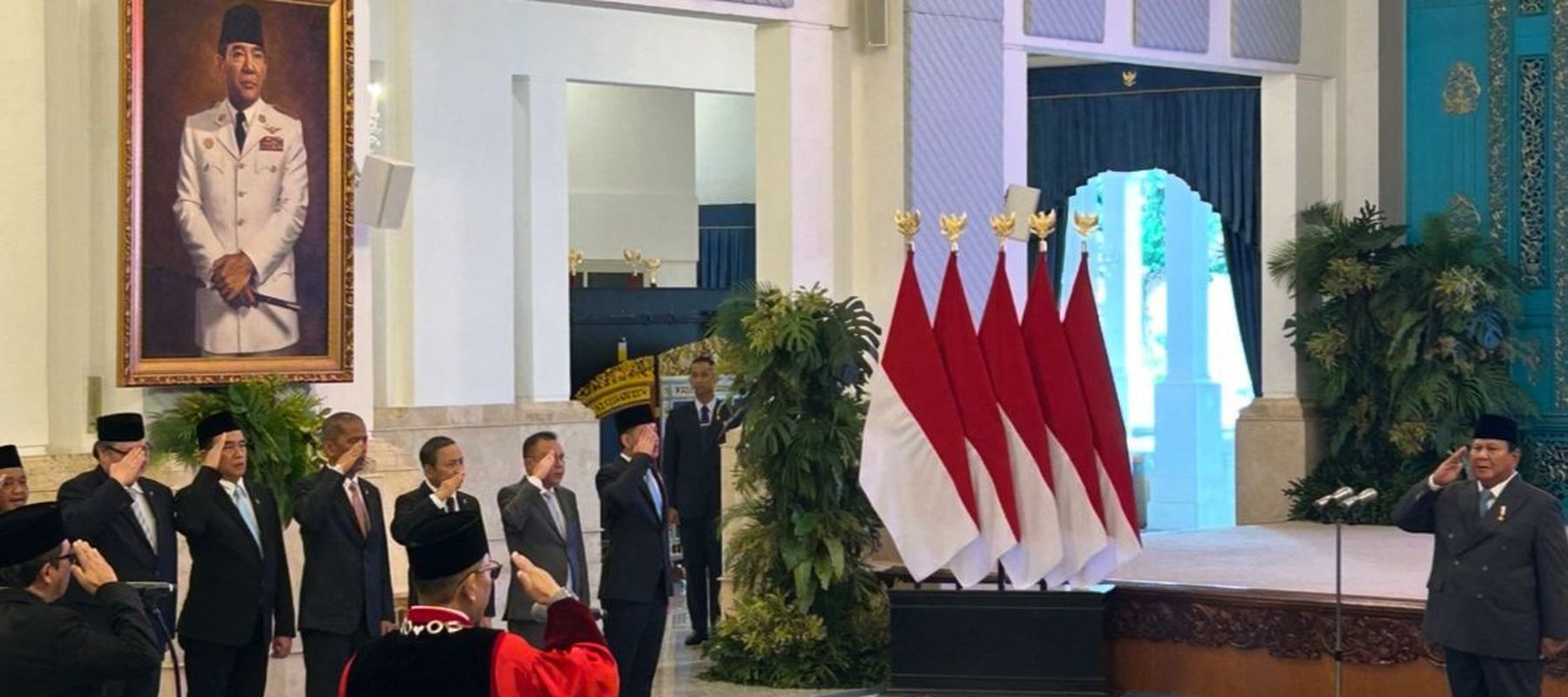 Prabowo Saksikan Sumpah MK dan Melantik Wakil Menteri Keuangan di Istana Negara