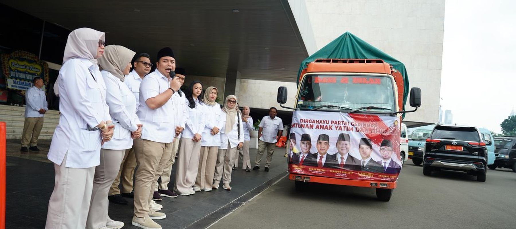 Pelepasan paket sembako untuk masyarakat yang membutuhkan, dalam rangka peringatan HUT ke-18 Gerindra. 