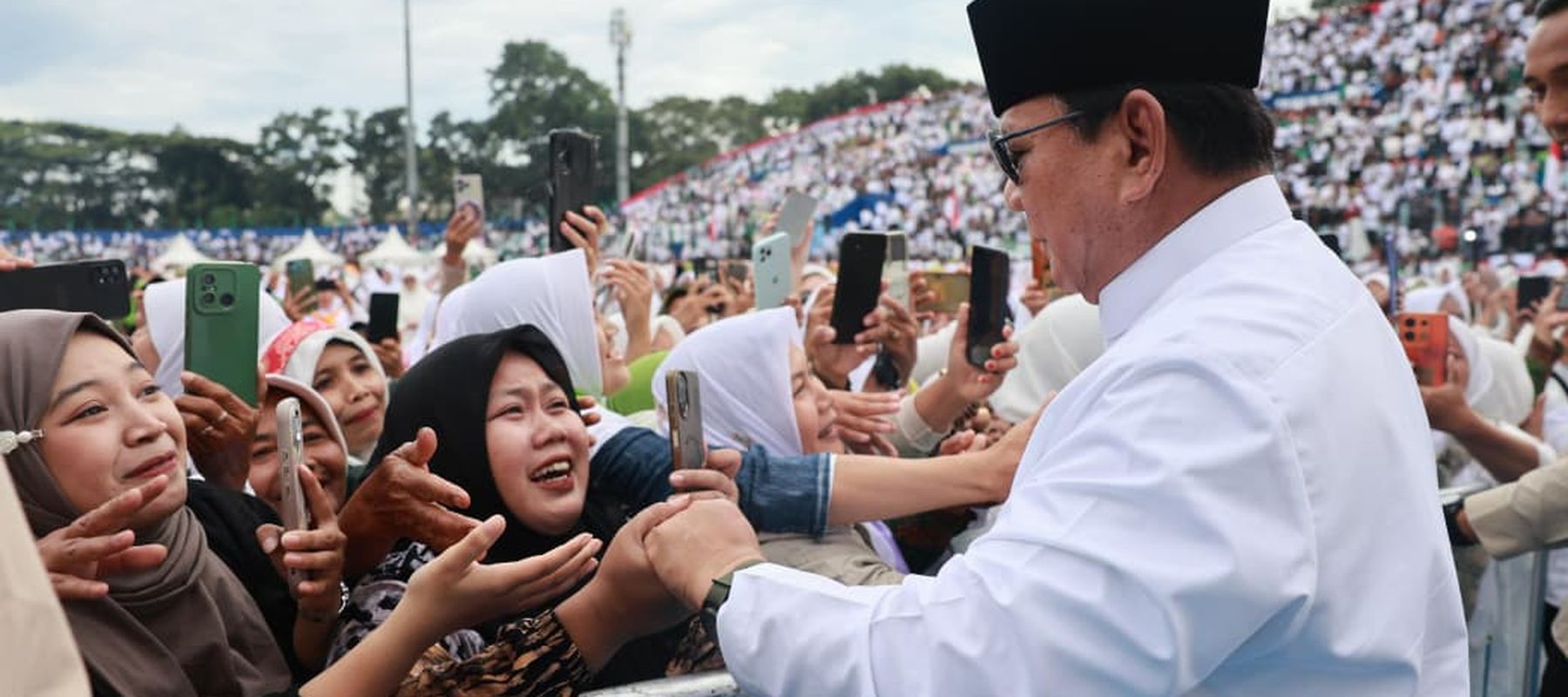 Lebih dari 100 ribu warga Nahdlatul Ulama berdiri serempak menyambut kehadiran Presiden RI Prabowo Subianto.