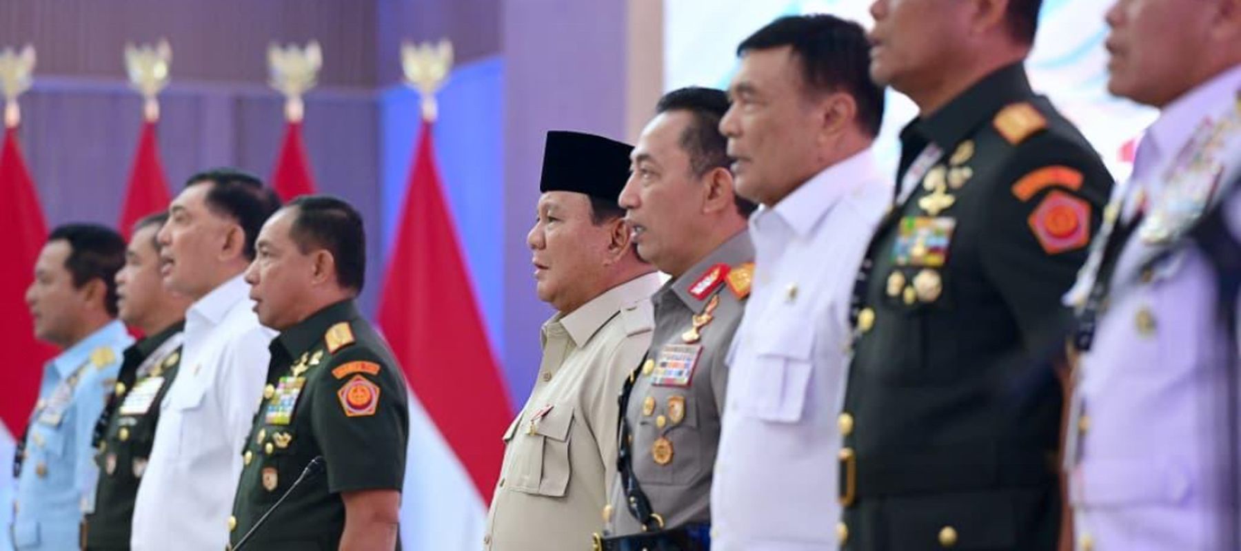 Presiden Prabowo Subianto memberikan taklimat kepada para peserta Rapat Pimpinan (Rapim) TNI dan Polri yang digelar di Istana Kepresidenan Jakarta