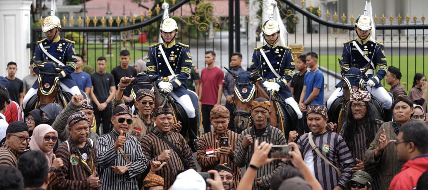Masyarakat antusias melihat prosesi Serah Terima Kawal Istana Merdeka