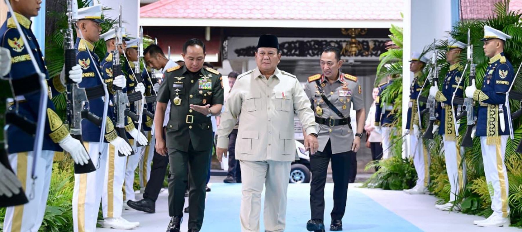 Presiden Prabowo Subianto memberikan taklimat kepada para peserta Rapat Pimpinan (Rapim) TNI dan Polri yang digelar di Istana Kepresidenan Jakarta