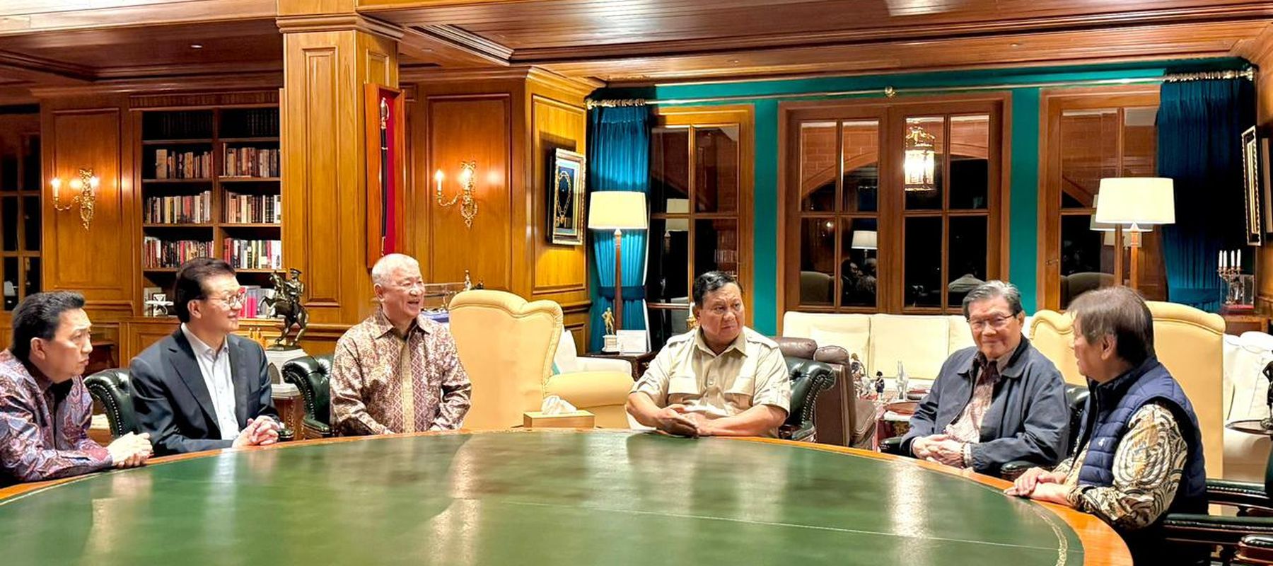 Presiden Prabowo berbincang dengan Boy Thohir, Aguan, Prajogo Pangestu, Anthony Salim, Franky Widjaja, dan Sugianto Kusuma