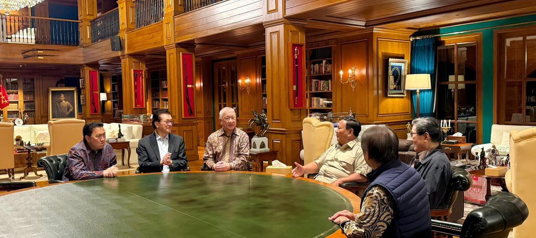 Presiden Prabowo berbincang dengan Boy Thohir, Aguan, Prajogo Pangestu, Anthony Salim, Franky Widjaja, dan Sugianto Kusuma