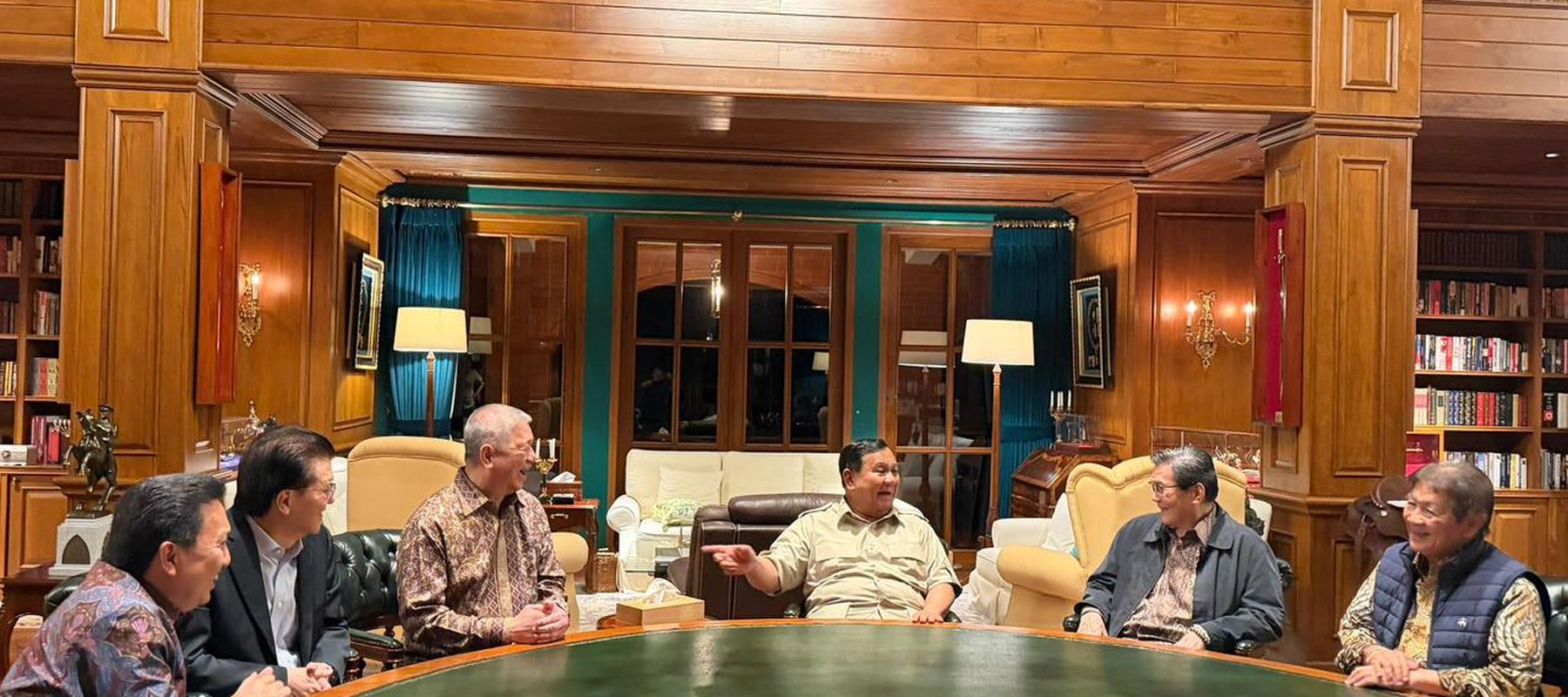 Presiden Prabowo berbincang dengan Boy Thohir, Aguan, Prajogo Pangestu, Anthony Salim, Franky Widjaja, dan Sugianto Kusuma