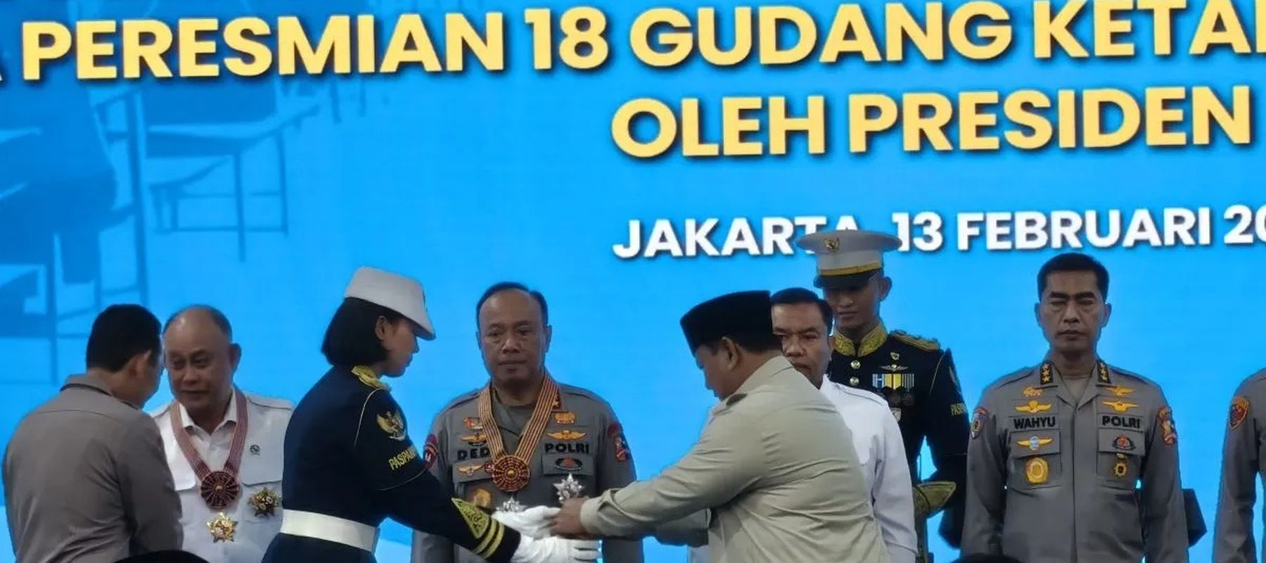 Presiden RI Prabowo Subianto menyematkan kehormatan Bintang Jasa kepada Kepala Badan Gizi Nasional Dadan Hindayana dan sejumlah pejabat Polri dalam agenda peletakan batu pertama pembangunan 1.179 SPPG di Palmerah, Jakarta, Jumat, 13 Februari 2026. (A