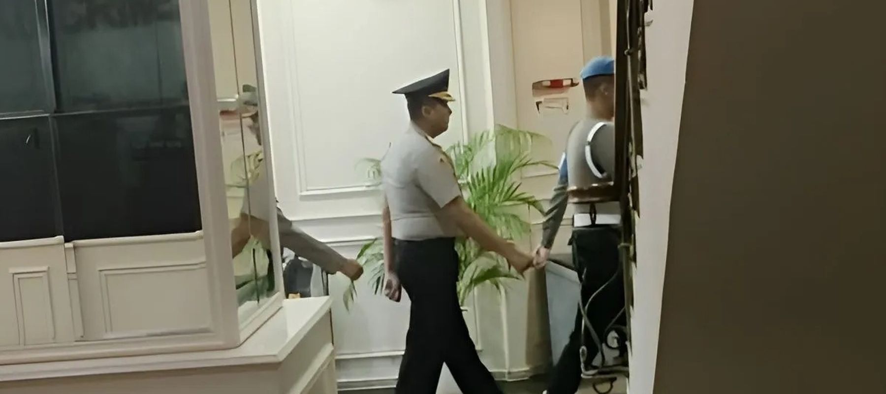 Kapolres Bima Kota nonaktif AKBP Didik Putra Kuncoro (tengah) berjalan memasuki ruang sidang etik di Gedung Transnational Crime Center (TNCC) Mabes Polri di Jakarta, Kamis, 19 Februari 2026. (ANTARA/Nadia Putri Rahmani)